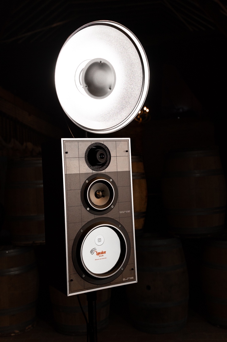 THE SPEAKER BOOTH als retro speaker photobooth met grote flitslamp